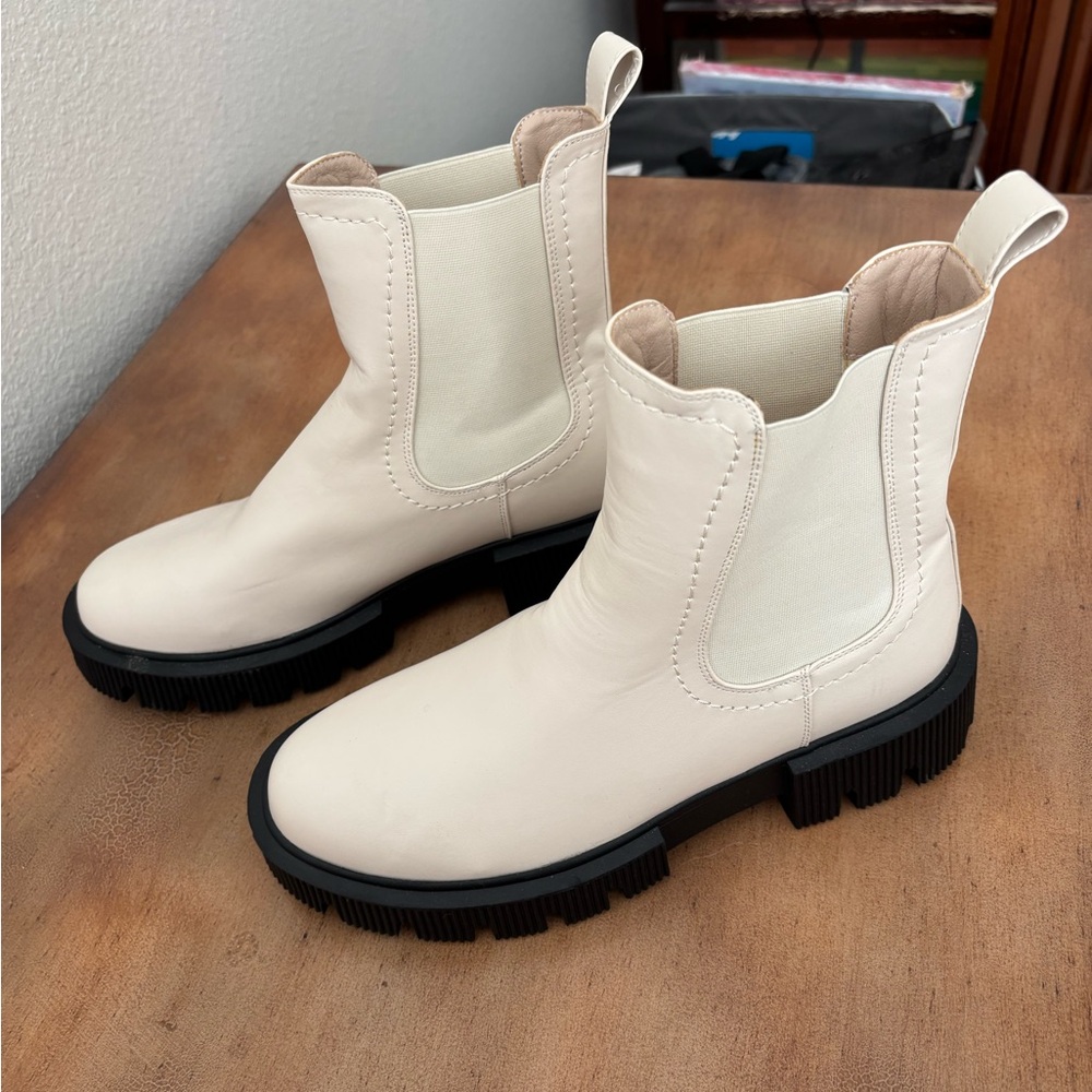 Princess Polly Cream Chelsea Boots - size 9